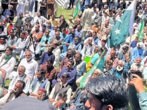 Federal Minister Muqam leads 'Marka-e-Haq ' rally in LoC areas, announces martyrs' package
