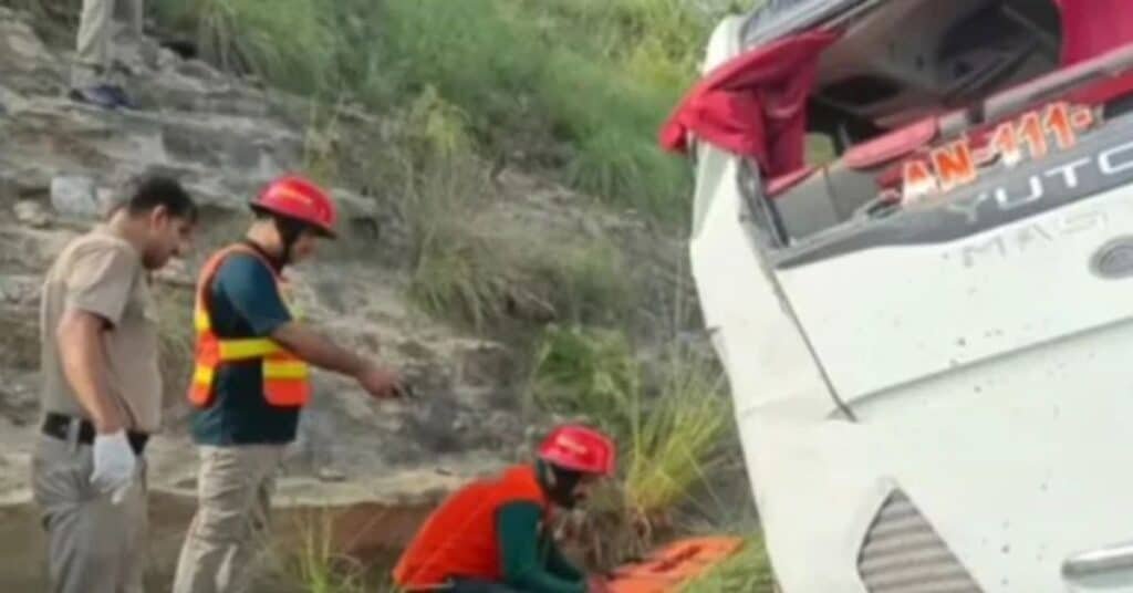 At least 10 dead, several injured in deadly road mishaps in Chakwal and Jamshoro