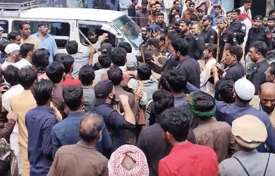 Protest in Batnara intensifies, villagers block Neelum Highway