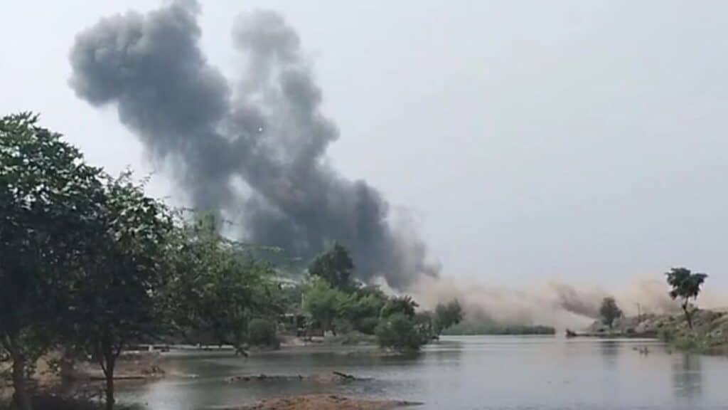 Authorities breach embankment near Rivaz Bridge to protect Jhang from floodwaters