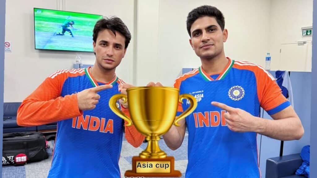 Indian players post pictures with fake trophy after refusing Asia Cup award