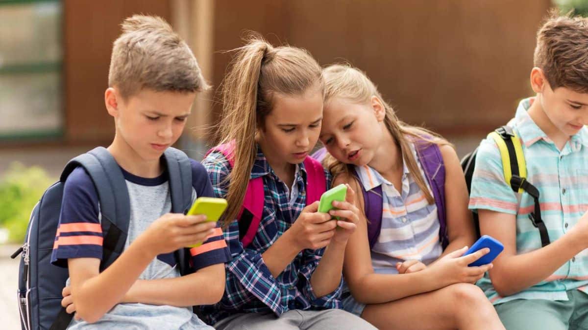 UK set to ban smartphones in schools