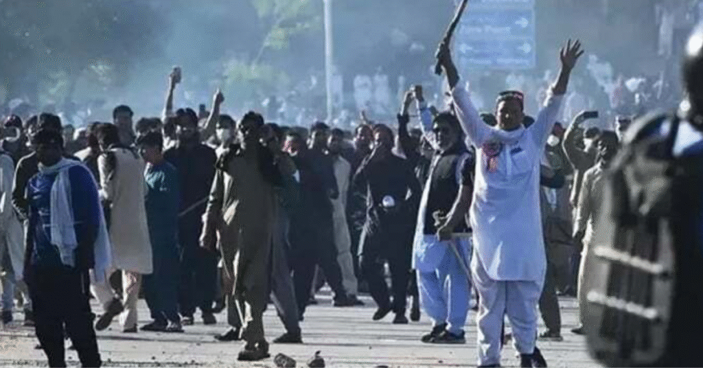 Clashes erupt as PTI workers attack Police at Bagh-e-Jinnah protest