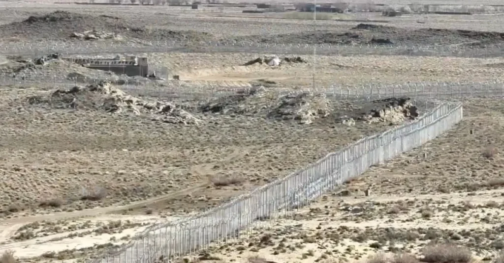 Pak Army tskes control of 21 sq km from Afghan Taliban, installs border fence