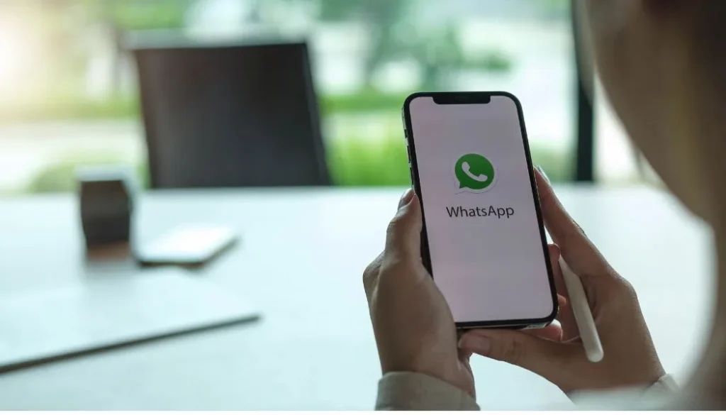 WhatsApp testing feature to show which contacts are online