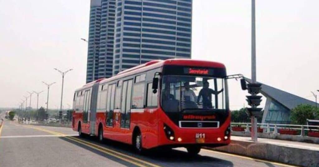 Another Metro bus seen releasing smoke in Islamabad (WATCH VIDEO)