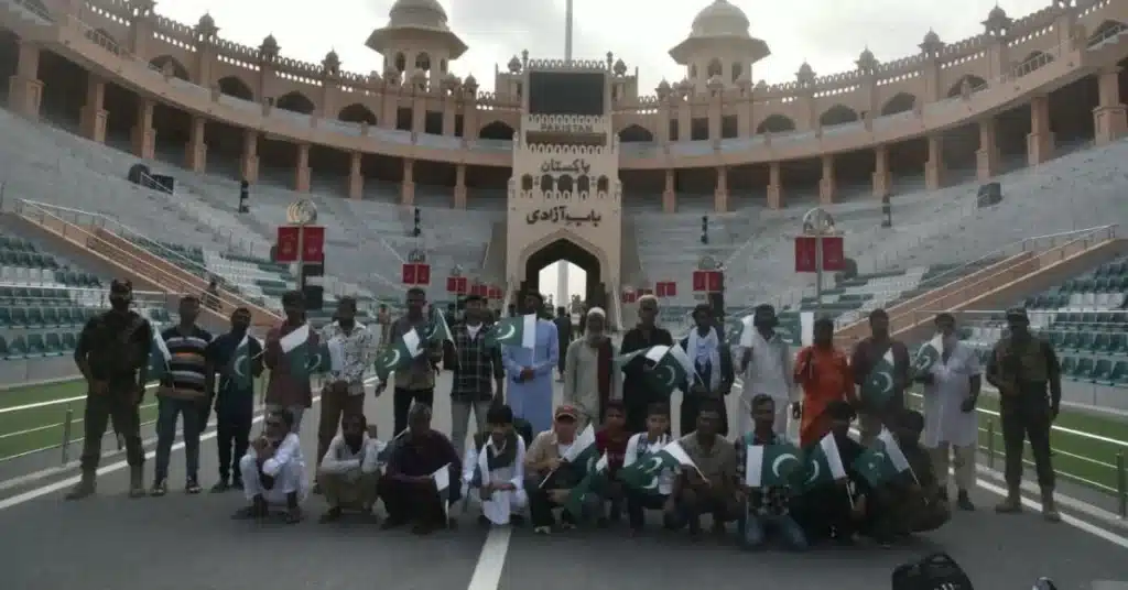 Pakistanis return from India