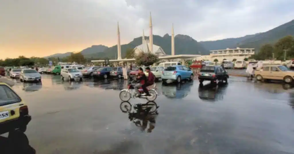 Light drizzle turns weather pleasant in Azad Kashmir