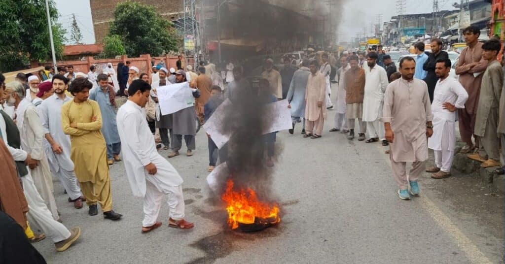 Protestors slam PTI govt over inflation in KP